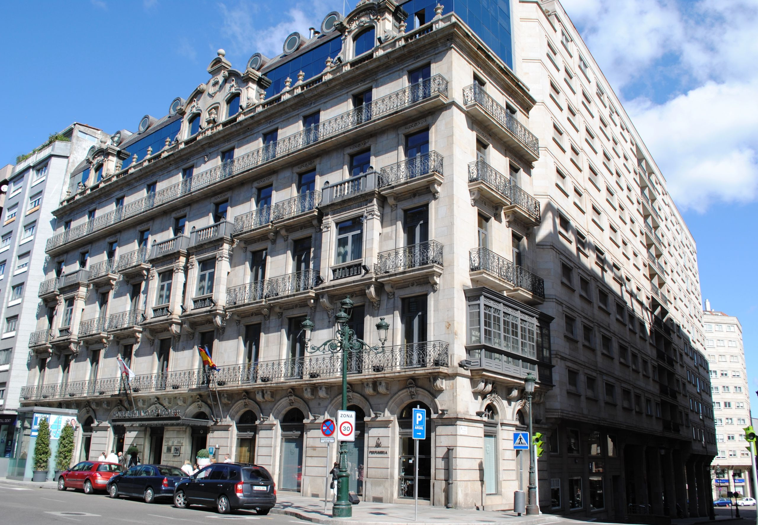 El Hotel NH de Vigo es una estructura original de Pacewicz. Foto: Wikipedia