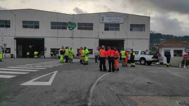 Concentración de trabajadores ante el Parque Central de Servicios de Vigo.