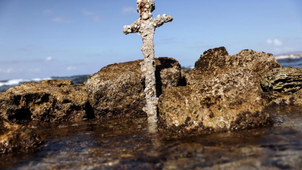 La espada encontrada en la localidad de Haifa este fin de semana.