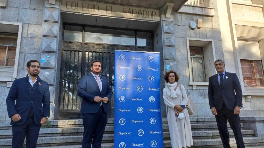 Los parlamentarios del PP y el alcalde de Simancas frente al Colegio de El Salvador