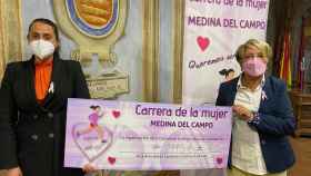 Mari Juli López recibe el donativo para la AECC