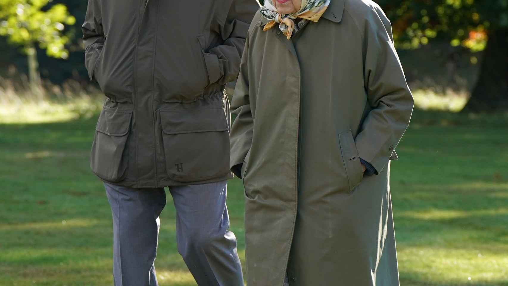El príncipe Carlos y la reina Isabel II, en Balmoral.