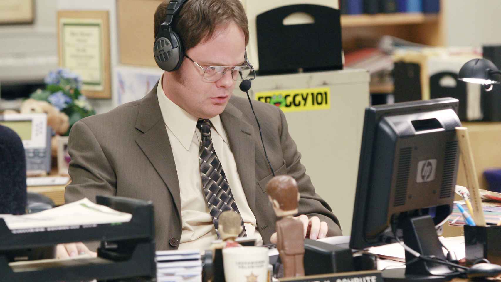 Dwight y sus muñecos en la oficina.