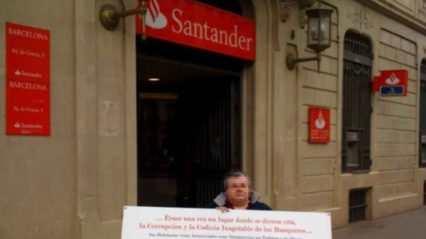 J.L.B. manifestándose contra el Banco Santander