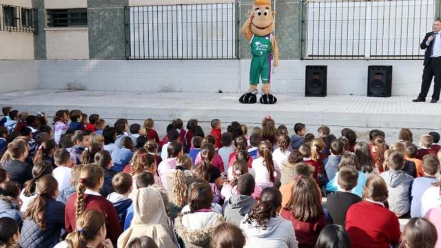 Chicui, mascota del Unicaja muy enfocada a los niños.