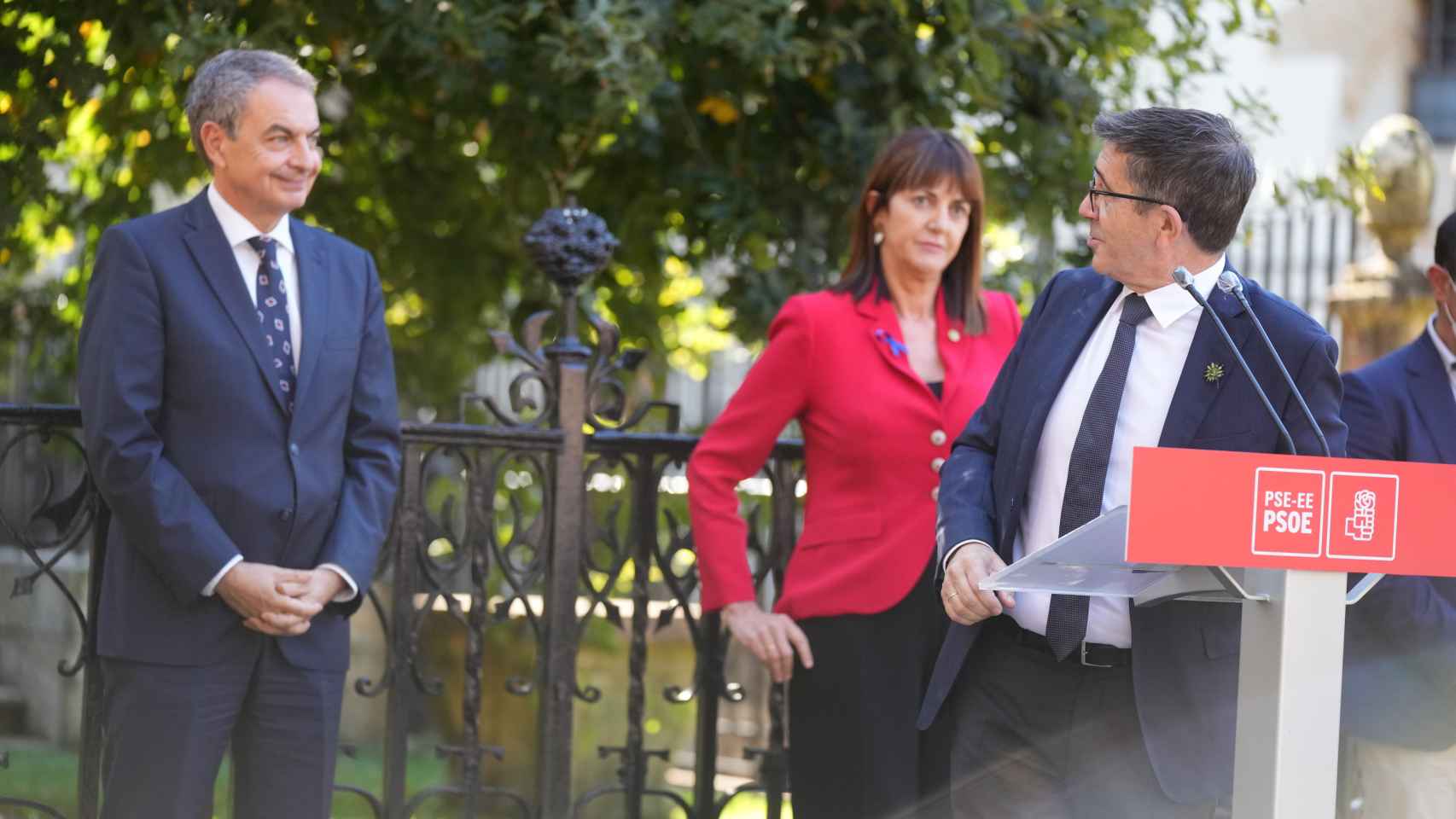 El expresidente del Gobierno, José Luis Rodríguez Zapatero, junto a Patxi López e Idoia Mendia. EP