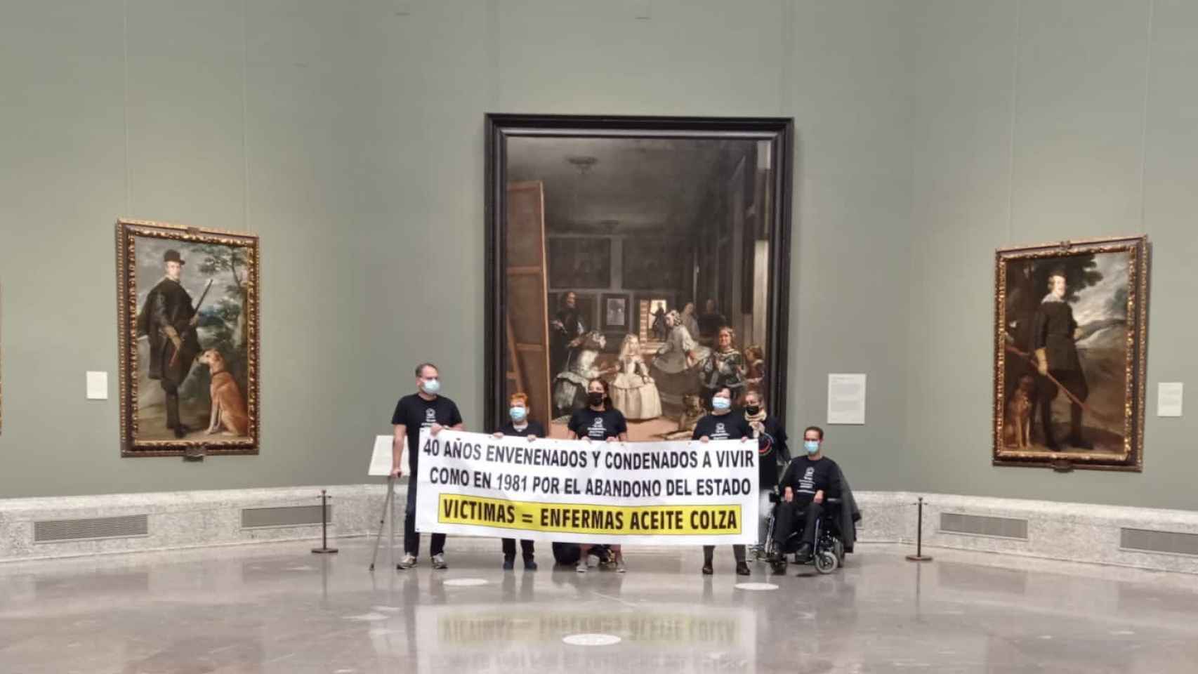 Los afectados por el síndrome tóxico del aceite de colza, este martes, encerrados en el Museo del Prado.