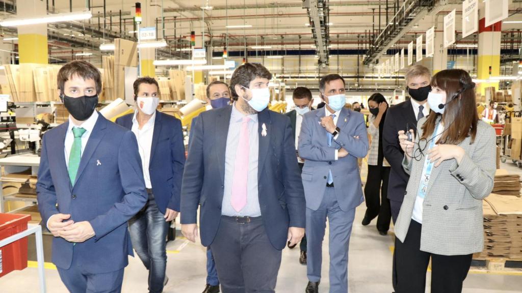 El presidente regional, Fernando López Miras, y el alcalde de Murcia, José Antonio Serrano, recorriendo el centro logístico de Amazon.