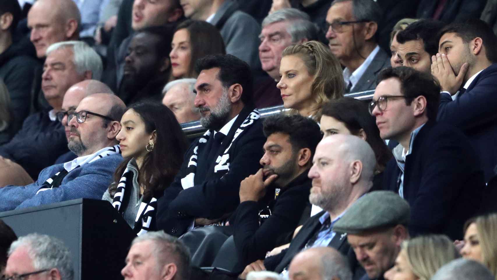 El nuevo presidente del Newcastle United, Yasir Al-Rumayyan, junto a una de las principales accionistas, Amanda Staveley