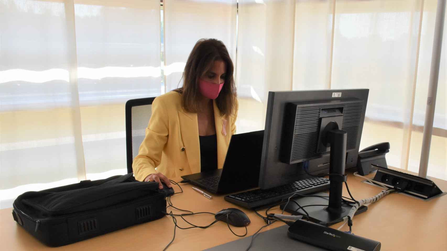María Montero trabaja en la mesa en la biblioteca asignada por las Cortes