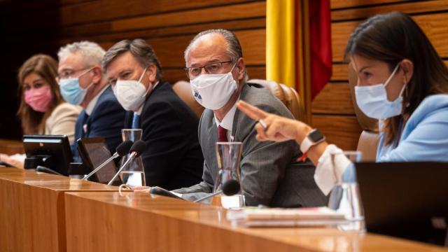 Gesto desafiante de la socialista Ana Sánchez ante la mirada de Luis Fuentes