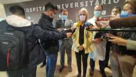 Verónica Casado responde a los periodistas en los pasillos del nuevo hospital de Salamanca