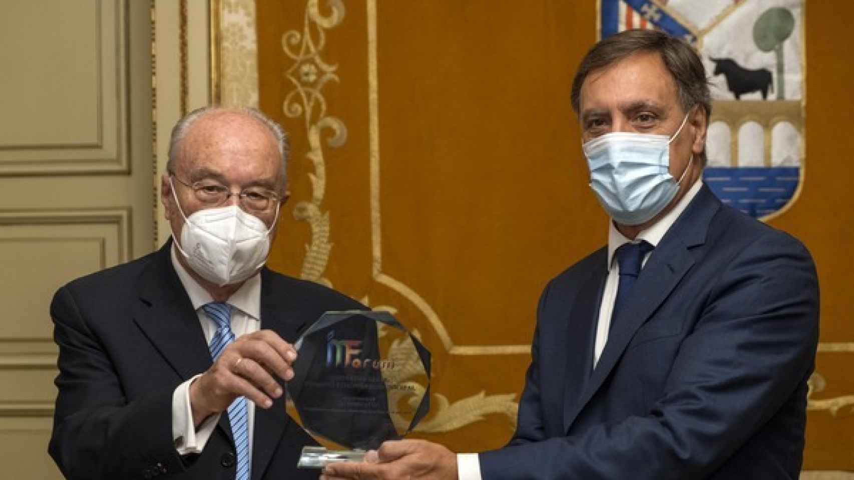 El presidente de la asociación, Sebastián de la Rica, entrega el premio al alcalde de Salamanca