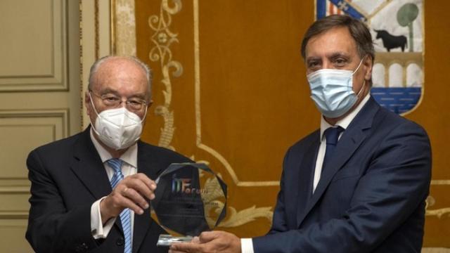 El presidente de la asociación, Sebastián de la Rica, entrega el premio al alcalde de Salamanca