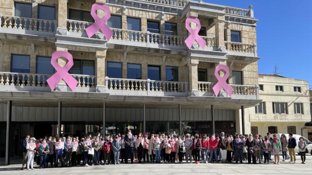 Numerosos vecinos asistieron a la lectura del manifiesto en la Plaza Mayor de Guijuelo