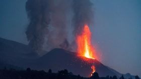 El volcán Cumbre Vieja visto desde la localidad de El Paso.