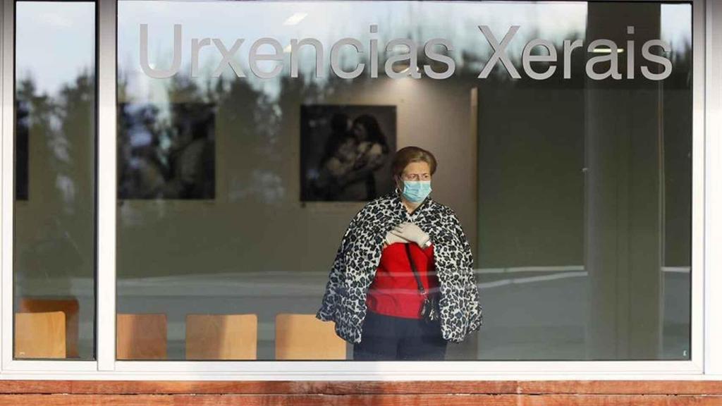 Una mujer se asoma a la ventana de las urgencias del Hospital de Lugo.