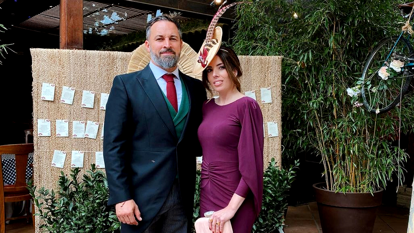 Santiago Abascal y su esposa, Lidia Bedman, en la boda de Javier Ortega Smith y Paulina Sánchez del Río.