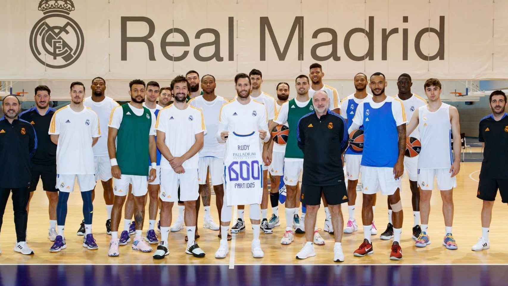 Rudy Fernández, posa junto a la plantilla del Real Madrid de Baloncesto con la camiseta conmemorativa de sus 600 partidos de blanco