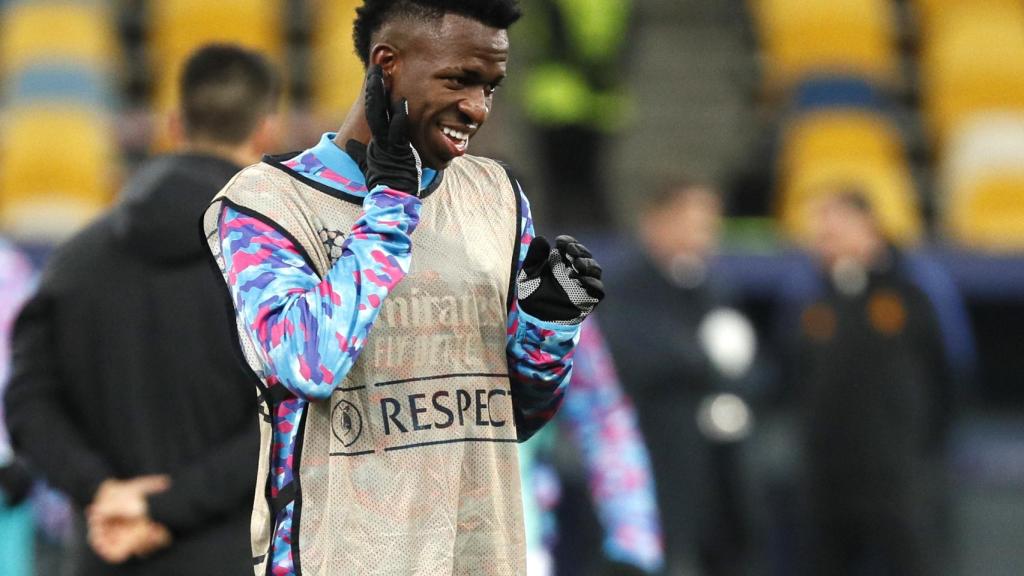 Vinicius Junior calienta en el Estadio Olímpico de Kiev