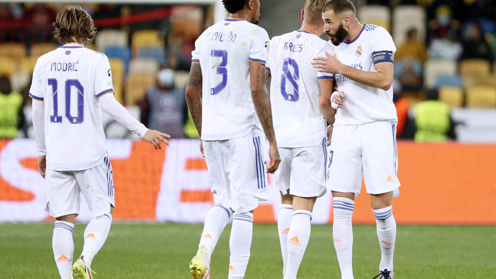 Karim Benzema y Toni Kroos se felicitan tras el gol en propia puerta de Kryvtsov
