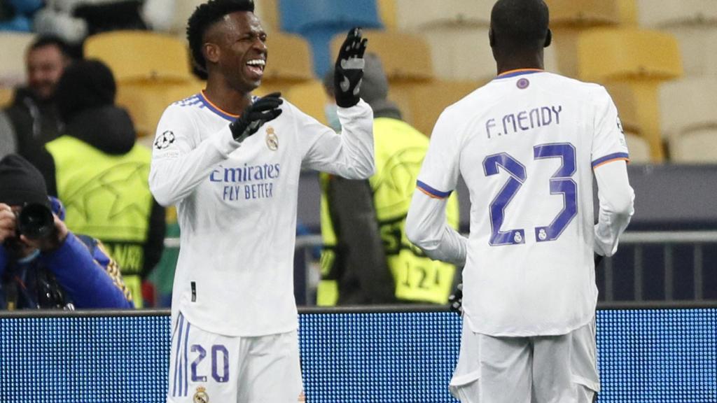 Vinicius celebra su primer gol al Shakhtar Donetsk con Ferland Mendy