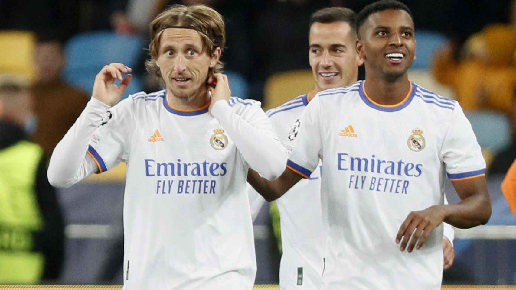 Rodrygo celebra con Luka Modric su gol al Shakhtar Donetsk
