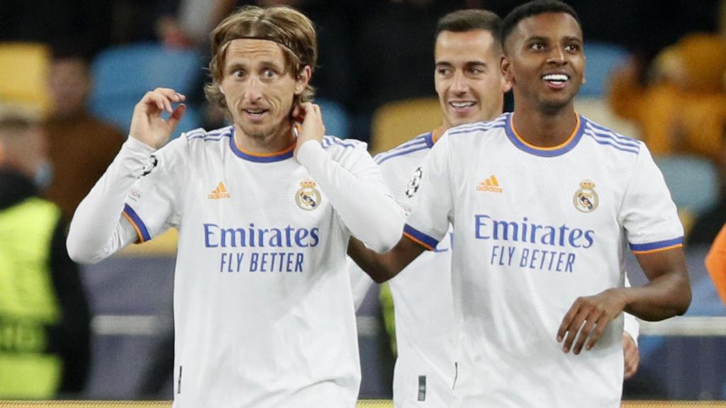 Rodrygo celebra con Luka Modric su gol al Shakhtar Donetsk