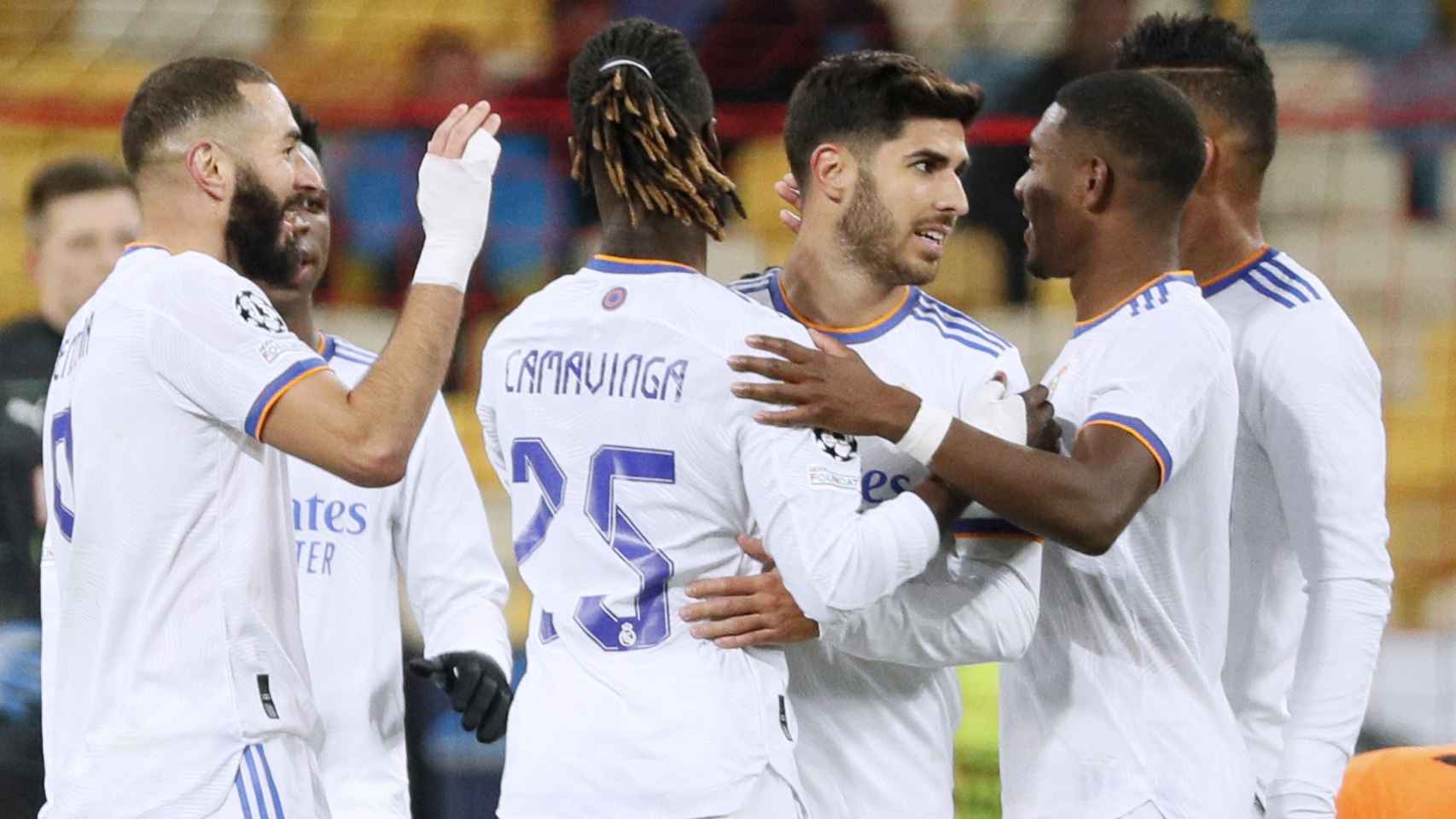 Karim Benzema celebra su gol al Shakhtar Donetsk con sus compañeros del Real Madrid