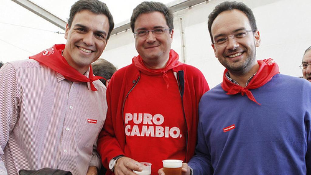 Pedro Sánchez, Óscar López y Antonio Hernando  el 23 de abril de 2010, en la fiesta de Villalar de los Comuneros.. / Inma Mesa /PSOE