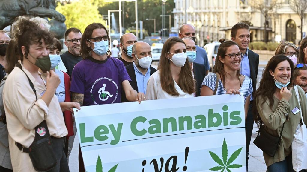 El líder de Más País, Iñigo Errejón (2d, detrás) junto a integrantes de asociaciones a favor de la ley del cannabis.