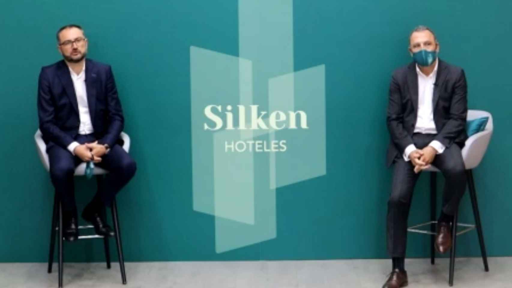 El director general de Silken Hoteles, Javier Villanueva, acompañado por el director de RRHH, calidad y comunicación, Amado Jiménez.
