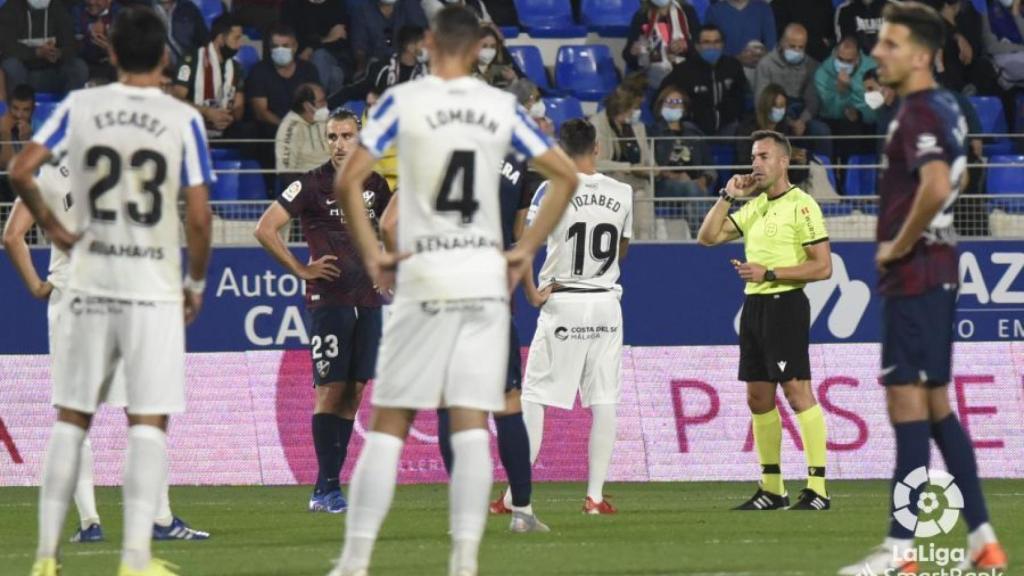 El colegiado Gálvez Rascón consulta con el VAR la acción polémica del gol de Genaro.