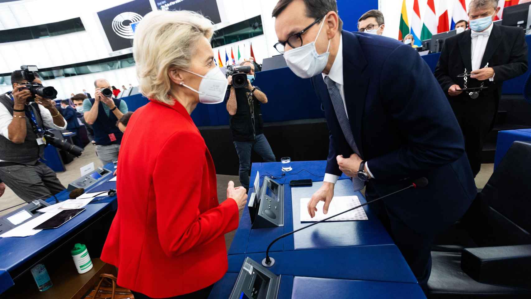 Ursula Von der Leyen saluda a Mateusz Morawiecki antes del tenso debate en la Eurocámara