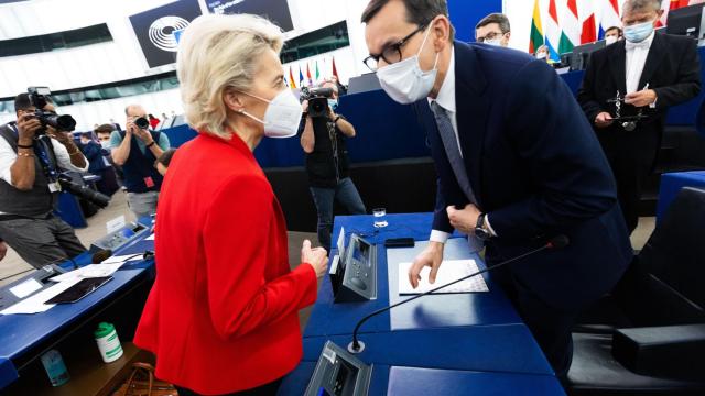 Ursula Von der Leyen saluda a Mateusz Morawiecki antes del tenso debate en la Eurocámara