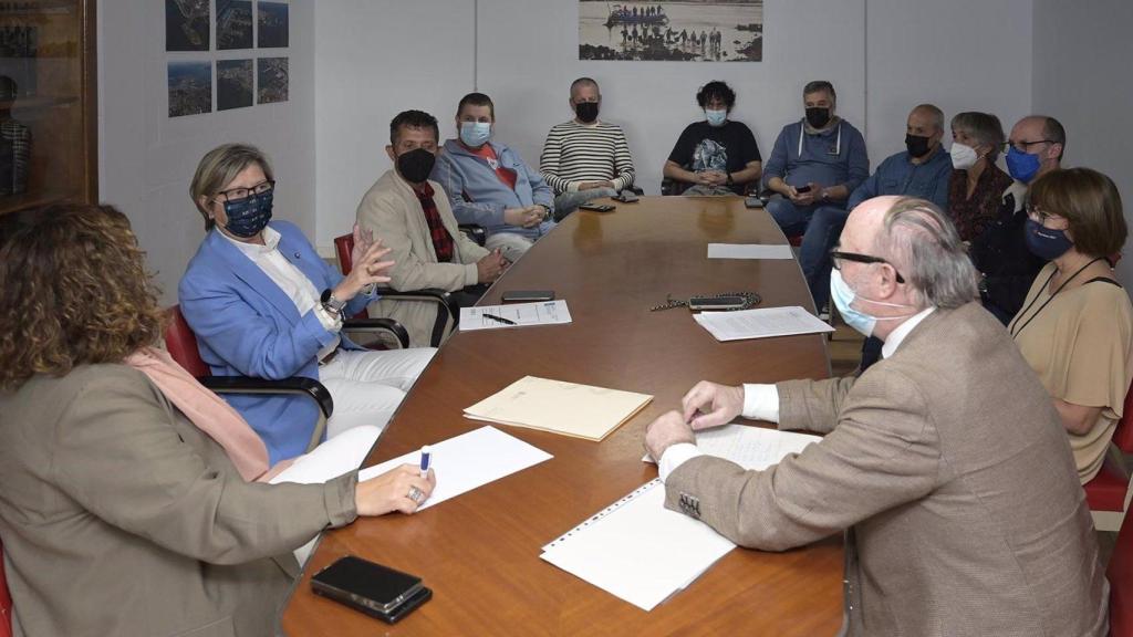 La conselleira do Mar, Rosa Quintana, y la subdelegada del Gobierno en A Coruña, María Rivas, asisten a una reunión con mariscadores de la ría de O Burgo.