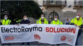 Trabajadores de ElectroRayma frente a la Delegación del Gobierno.