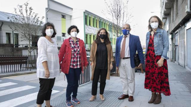 Rey visita las obras del centro Raquel Camacho.