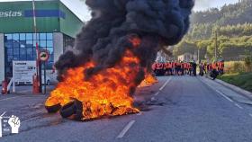 Protestas de trabajadores de Vestas ante la fábrica.Trabajadores de Vestas han realizado en la mañana de este martes una barricada de neumáticos en llamas ante la entrada de fábrica de Chavín, en el municipio lucense de Viveiro.