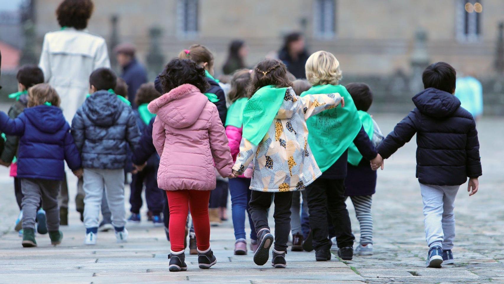 Un grupo de niños durante una excursión.