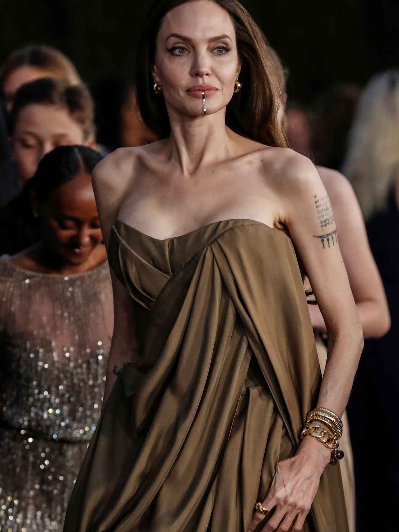 El llamativo 'look' de Angelina Jolie en la premier de 'Eternals'.