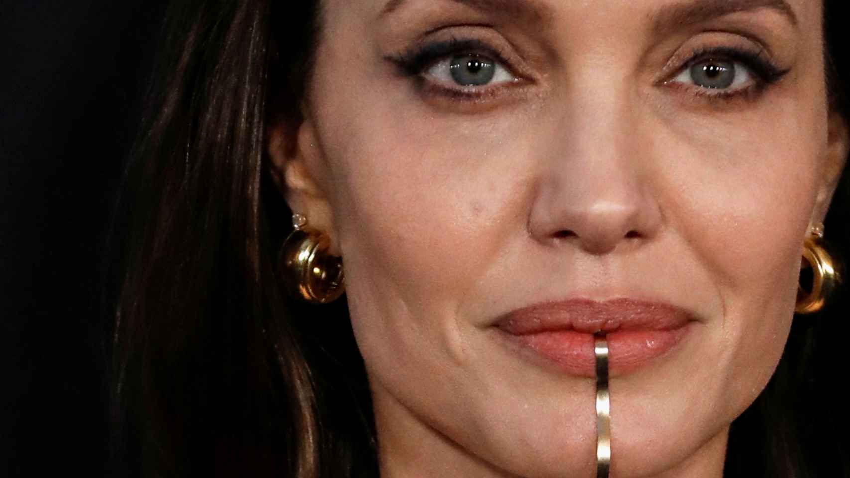 Detalle del 'piercing' metálico de la actriz Angelina Jolie.