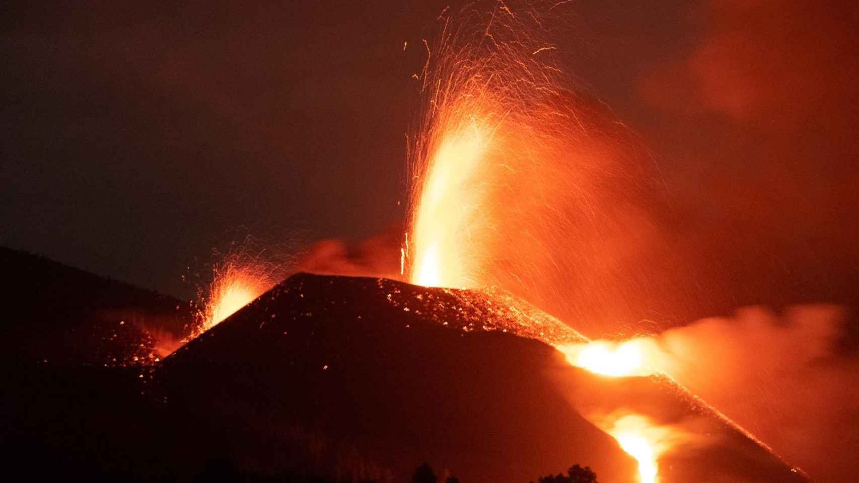 La cuarta boca del volcán de La Palma expulsa piroclastos.