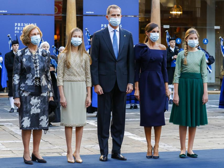 La reina Sofía, junto a sus nietas, Leonor y Sofía, y los reyes, Felipe VI y Letizia en la última edición de los premios.