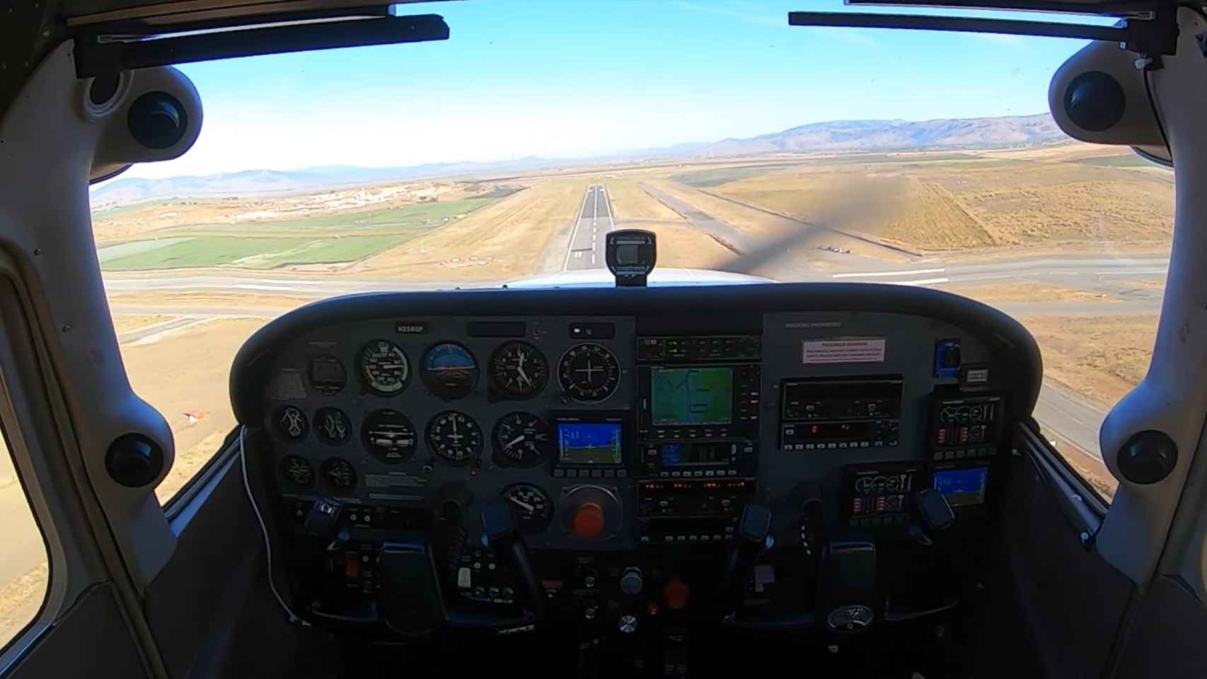 Cessna 172 Skyhawk sin piloto a punto de aterrizar