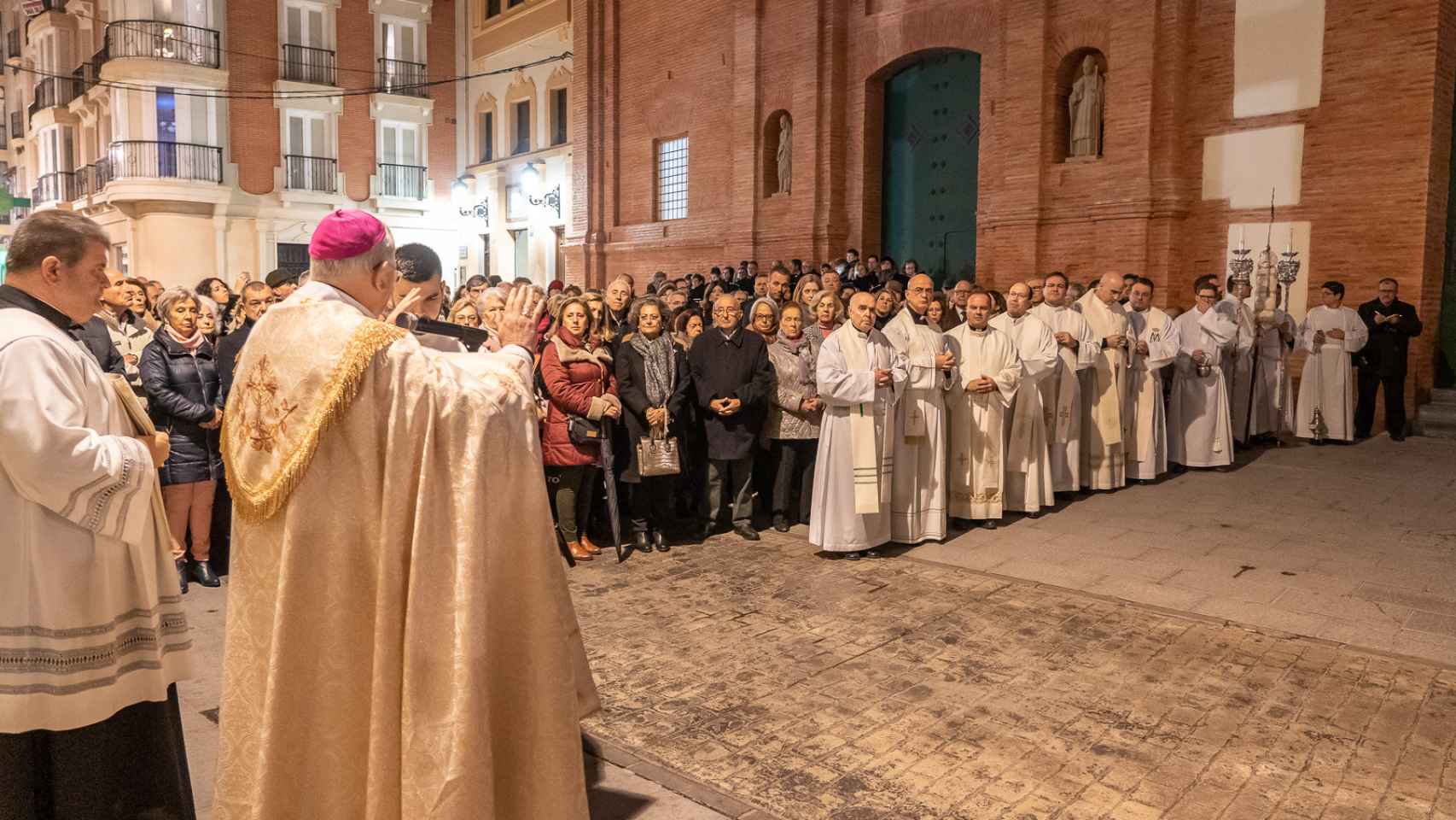 El obispo José Manuel Lorca Planes bendiciendo la iglesia de Nuestra Señora de Gracia.