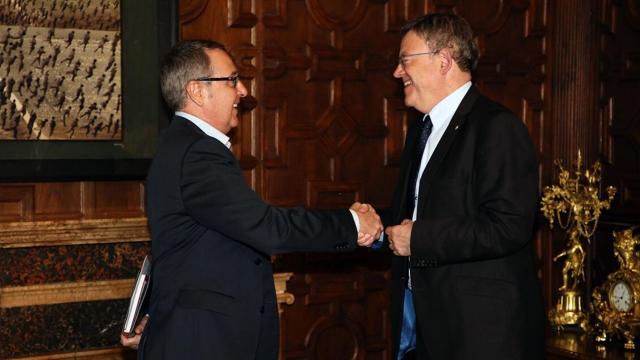 Arturo León, en una imagen de archivo junto a Ximo Puig en el Palau de la Generalitat. EE