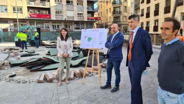 La concejala Myriam Rodríguez visita el inicio de las obras en la plaza del Campillo