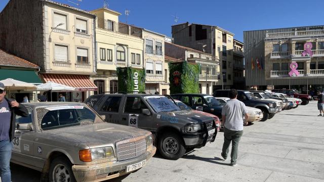 Los vehículos clásicos estacionaron en la Plaza Mayor de Guijuelo