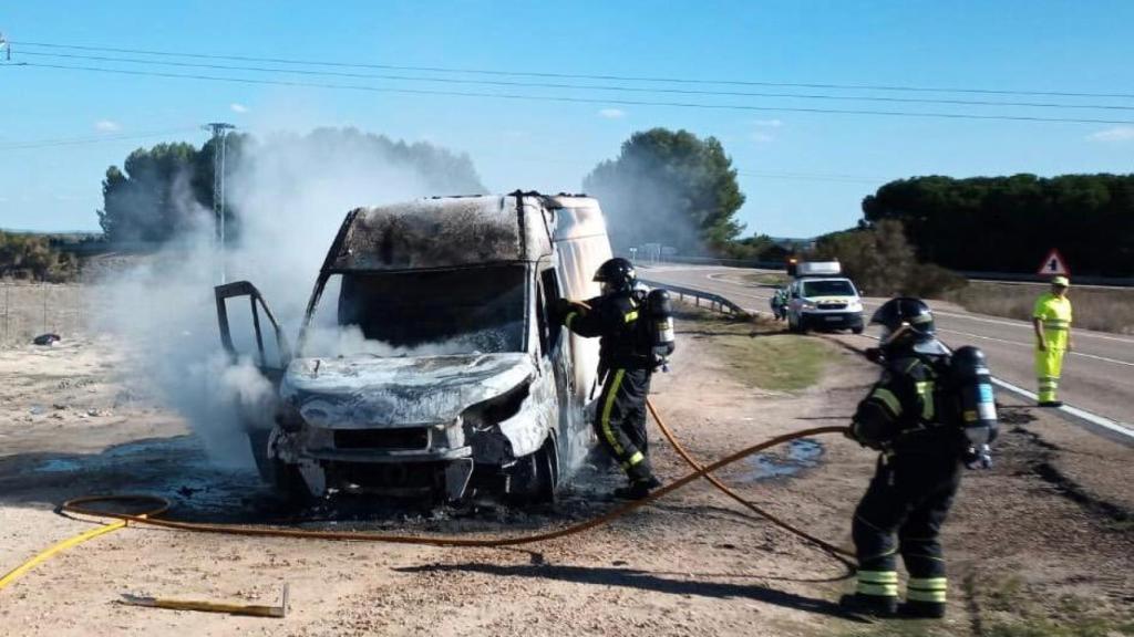 Imagen del incendio del vehículo en la A-62